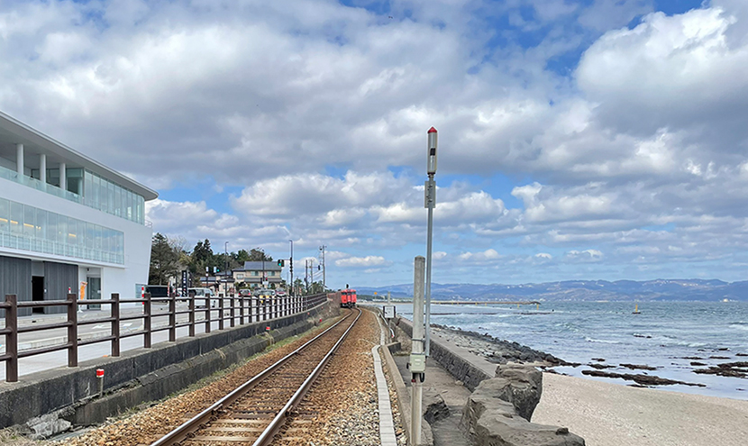 JR氷見線と道の駅雨晴海岸。網戸(快適ネット)からの絶景、富山の雨晴海岸と道の駅。よく見える網戸快適ネット張り替えなら三恵ネット。