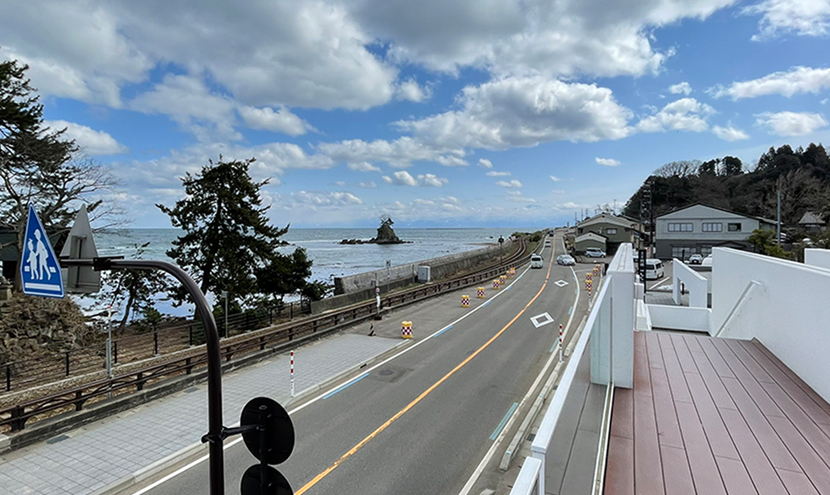 道の駅雨晴海岸の展望デッキ。網戸(快適ネット)からの絶景、富山の雨晴海岸と道の駅。よく見える網戸快適ネット張り替えなら三恵ネット。