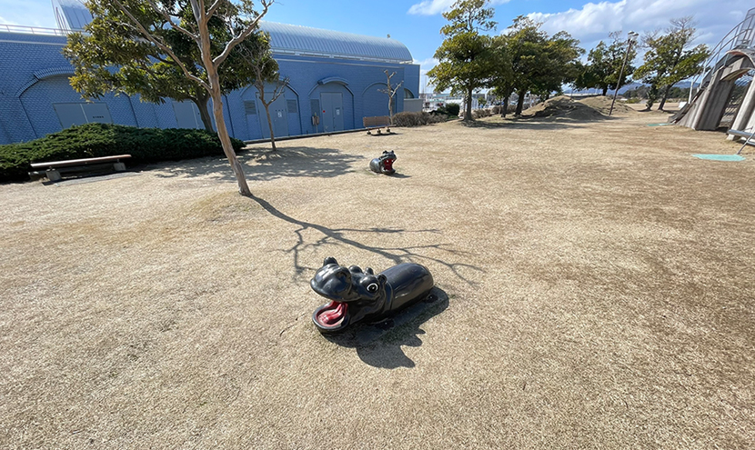 ふれあい広場のカバの乗り物。網戸(快適ネット)からの景色、海王丸パークと新湊大橋。よく見える網戸快適ネット張り替えなら三恵ネット。