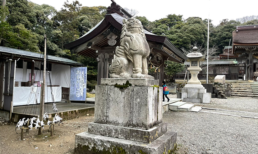 気多大社「入らずの森」の狛犬。網戸(快適ネット)の景色。よく見える網戸快適ネット張り替えなら三恵ネット。