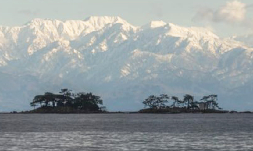 虻が島は男島と女島の2つが連なり、ヒョウタン形をしています。海と立山連峰を一望できる網戸(快適ネット)。スッキリ見える快適ネットなら三恵ネット。