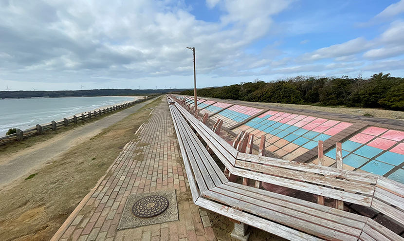 増穂浦海岸の世界一長いベンチ。網戸(快適ネット)からの景色。世界一長いベンチと新鮮甘エビの踊り食い。よく見える網戸快適ネット張り替えなら三恵ネット。