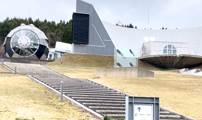 石川県能登島ガラス美術館。網戸(快適ネット)からの景色。能登半島のイルカとガラス美術館。よく見える網戸快適ネット張り替えなら三恵ネット。