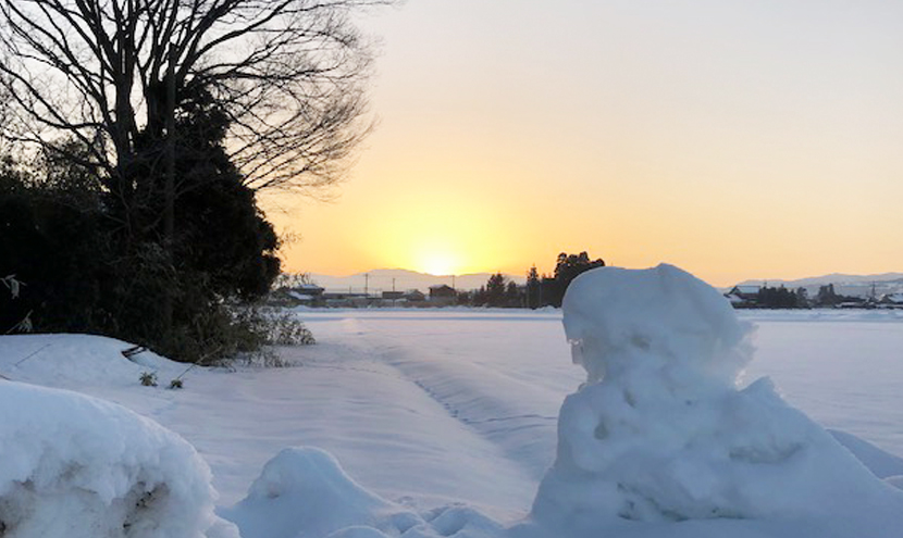 雪に映える朝日とスッキリ見える網戸。朝日がご来光のようにきれい。スッキリ見える快適ネットなら三恵ネット。