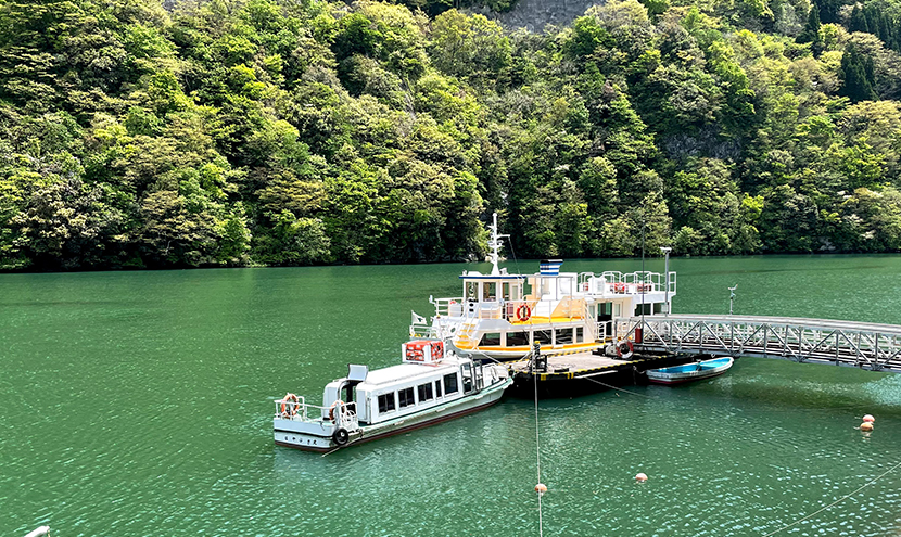 「庄川峡遊覧船」絶景クルーズ、網戸快適ネットからの景色。よく見える網戸快適ネット張り替えなら三恵ネット。