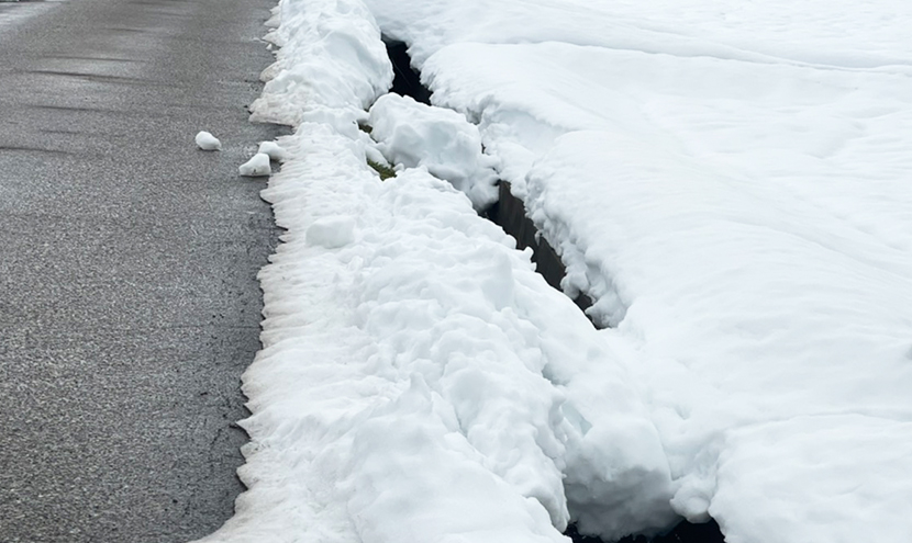 富山県大雪災害に備える(富山市、高岡市、砺波市)。雪道は用水路転落の恐れがあります。