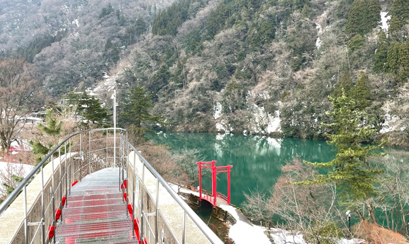 庄川水記念公園の鯉恋の宮の展望台。よく見える網戸(快適ネット)で冬の公園めぐり。スッキリ見える快適ネットなら三恵ネット。