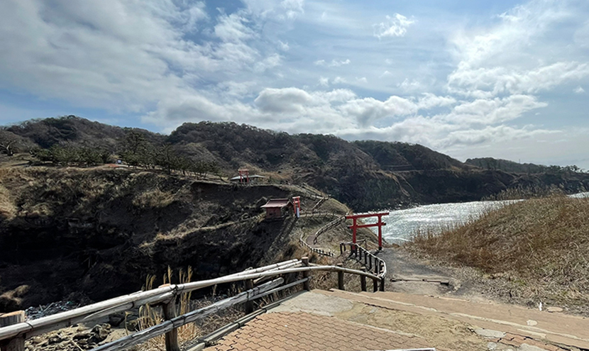 関野鼻海岸の奇岩めぐり。網戸(快適ネット)からの景色。ゼロの焦点ヤセの断崖・義経の舟隠し・関野鼻。