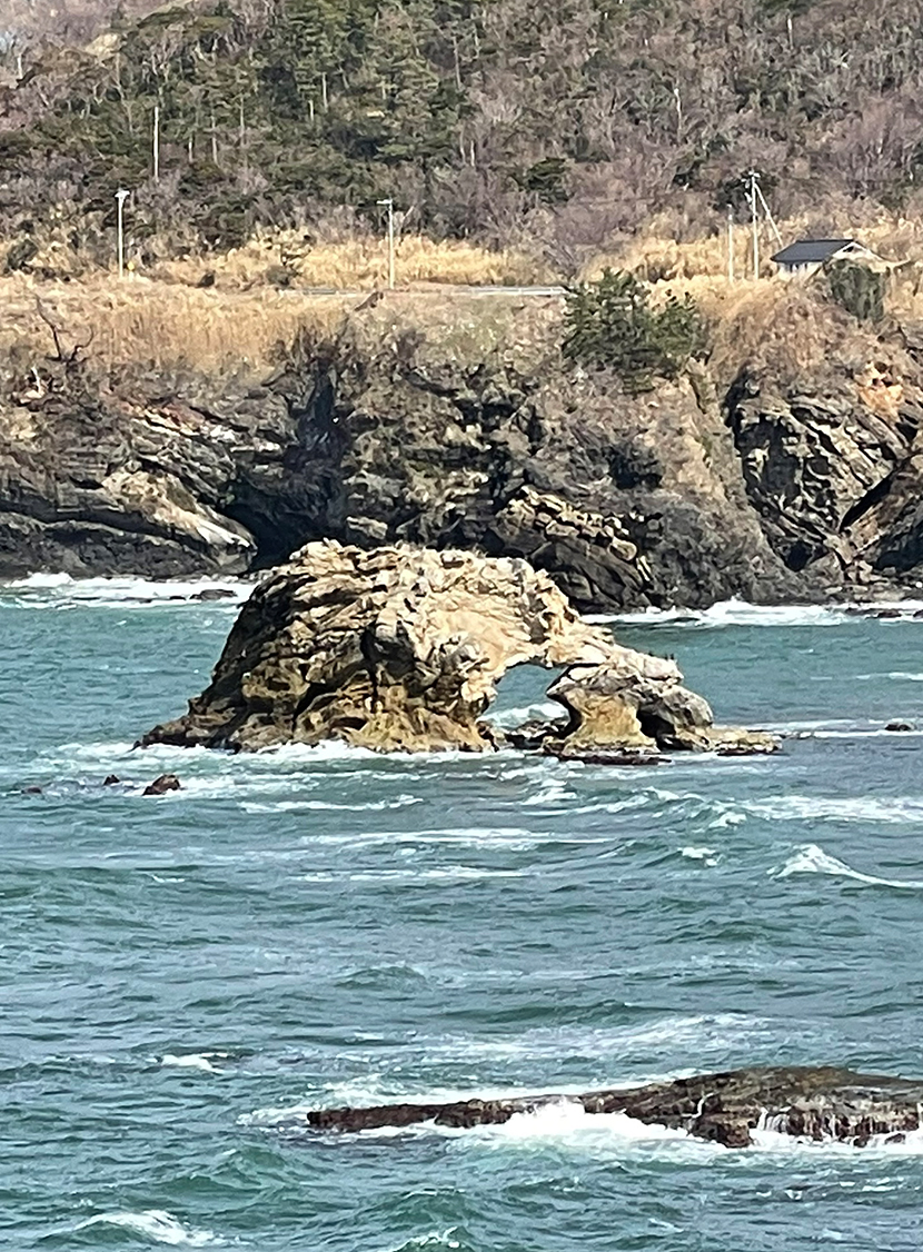 関野鼻海岸のくぐり岩。網戸(快適ネット)からの景色。ゼロの焦点ヤセの断崖・義経の舟隠し・関野鼻。